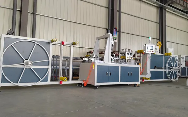 Ligne d’extrusion de gaines plates avec sorties pré-installées